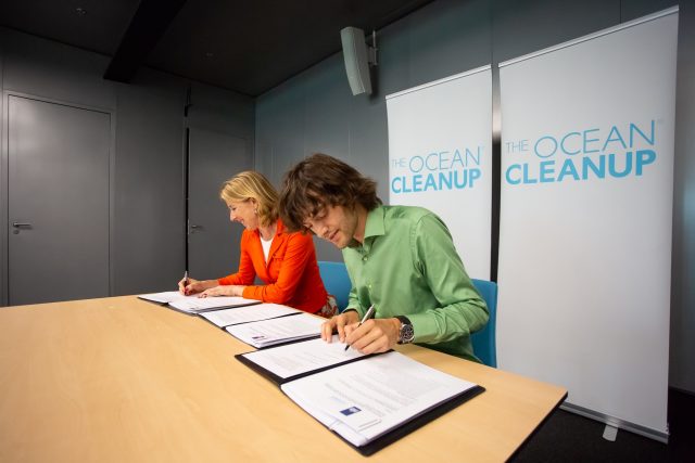 State secretary Stientje van Veldhoven and Boyan Slat, signing the agreement